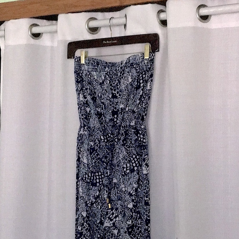Really cute navy and white one piece jumpsuit. Perfect for summer outings.
